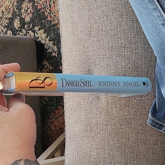 Danielle Steel Johnny Angel hardcover book - Picture 4 of 5